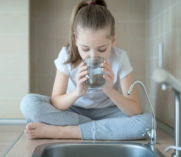 Verre Eau Propre Dans Les Mains Des Enfants Petite Fille Photos De Stock Libres De Droits