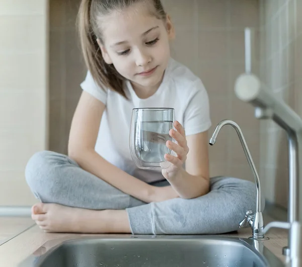 Kleines Kind Trinkt Frisches Und Reines Leitungswasser Aus Glas Wasser lizenzfreie Stockfotos