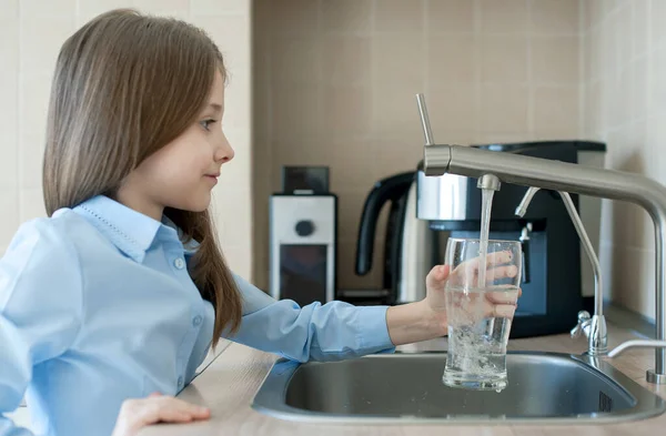 Grifo Agua Abierta Infantil Grifo Cocina Vaso Agua Limpia Verter — Foto de Stock