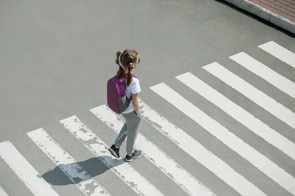 Uma Estudante Atravessar Estrada Caminho Escola Trânsito Zebra Caminha Cidade — Fotografia de Stock