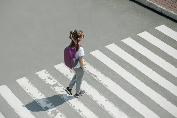 Une Écolière Traversant Route Pour Aller École Chemin Circulation Zebra Images De Stock Libres De Droits