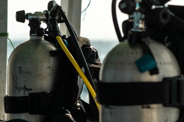 Musluk valfleri, Calventuras adaları, Ngwesaung, Irrawaddy, Myanmar 'daki iki tüplü oksijen tankı görüntüsü.