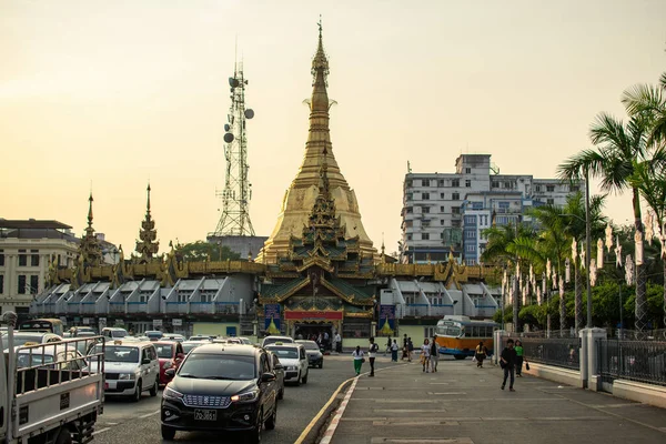 缅甸仰光 2019年12月30日 金发碧眼的苏利塔 Sule Pagoda 在塔前的交通拥挤 — 图库照片