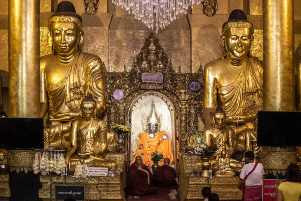 缅甸仰光 2019年12月30日 三名僧侣在Shwedagon Pagoda的黄金佛像前祈祷和冥想 — 图库照片