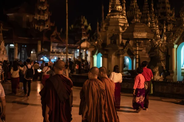 Yangón Myanmar Diciembre 2019 Tres Monjes Caminan Alrededor Pagoda Shwedagon —  Fotos de Stock