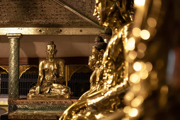 Yangón Myanmar Diciembre 2019 Una Fila Brillantes Estatuas Doradas Buda —  Fotos de Stock