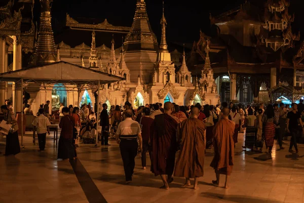 缅甸仰光 2019年12月30日 三名僧人和游客在Shwedagon Pagoda及其周围金色建筑的夜间行走 — 图库照片