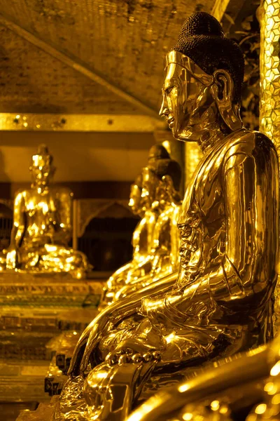 缅甸仰光 2019年12月30日 一排闪闪发亮的金色佛像坐落在Shwedagon塔室内 — 图库照片