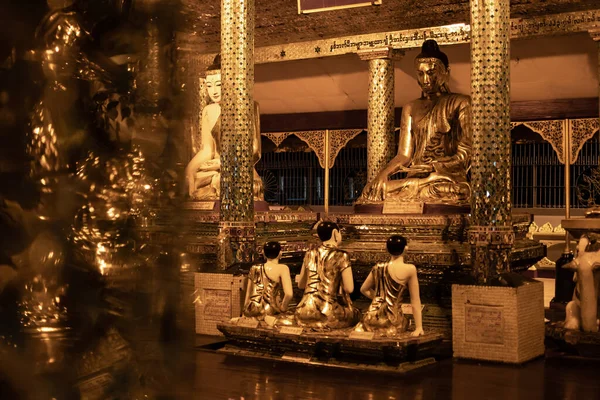 Yangón Myanmar Diciembre 2019 Estatuas Buda Doradas Sentadas Dentro Una —  Fotos de Stock