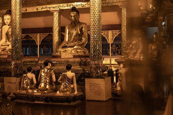 缅甸仰光 2019年12月30日 坐在一座黄色的倒映室里的金色佛像上 这座佛塔上有装饰柱子 — 图库照片