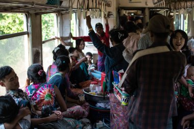 Yangon, Myanmar - 31 Aralık 2019: Piyasada yiyecek ve içecek alıp satarken çevre treninde günlük hayat yoğun