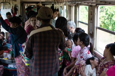 Yangon, Myanmar - 31 Aralık 2019: Piyasada yiyecek ve içecek alıp satarken çevre treninde günlük hayat yoğun