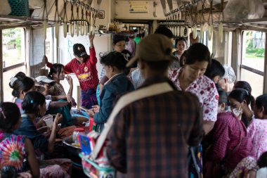 Yangon, Myanmar - 31 Aralık 2019: Piyasada yiyecek ve içecek alıp satarken çevre treninde günlük hayat yoğun