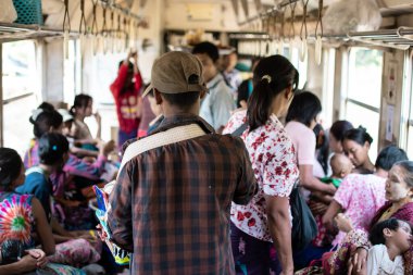 Yangon, Myanmar - 31 Aralık 2019: Piyasada yiyecek ve içecek alıp satarken çevre treninde günlük hayat yoğun