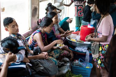 Yangon, Myanmar - 31 Aralık 2019: Piyasada yiyecek ve içecek alıp satarken çevre treninde günlük hayat yoğun