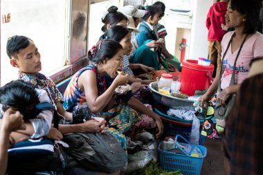 Yangon, Myanmar - 31 Aralık 2019: Piyasada yiyecek ve içecek alıp satarken çevre treninde günlük hayat yoğun
