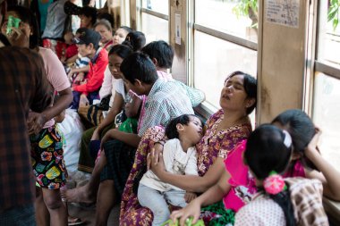 Yangon, Myanmar - 31 Aralık 2019: Yiyecek alırken ve satarken günlük hayatınız yoğun