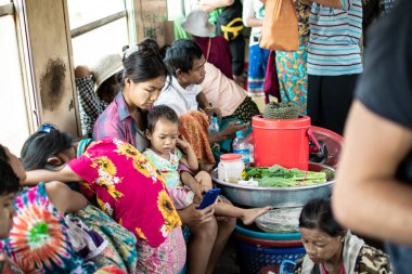 Yangon, Myanmar - 31 Aralık 2019: Piyasada yiyecek ve içecek alıp satarken çevre treninde günlük hayat yoğun