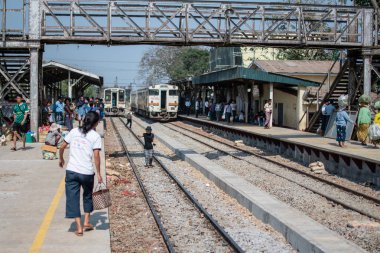 Yangon, Myanmar - 31 Aralık 2019: Geleneksel halka tren istasyonunun oradaki meyve ve sebze pazarına katılan yerli insanlar