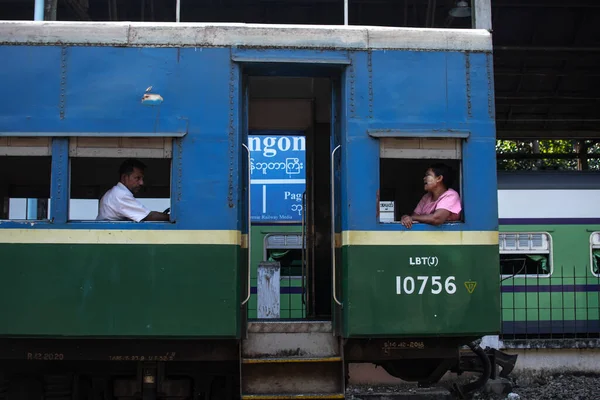 Yangon Myanmar December 2019 Två Burmeser Sitter Det Traditionella Cirkulära — Stockfoto