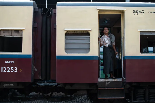 Yangon Myanmar December 2019 Lokal Burmesisk Man Står Dörröppningen Vanlig — Stockfoto