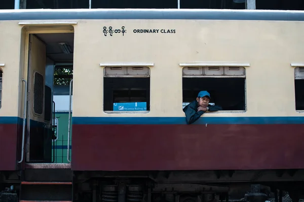 Yangon Myanmar December 2019 Lokal Burmesisk Man Med Hatt Lutad — Stockfoto