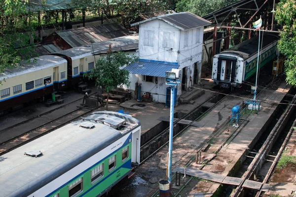 Yangon Myanmar December 2019 Utsikt Över Tre Traditionella Veterantåg Parkerade — Stockfoto