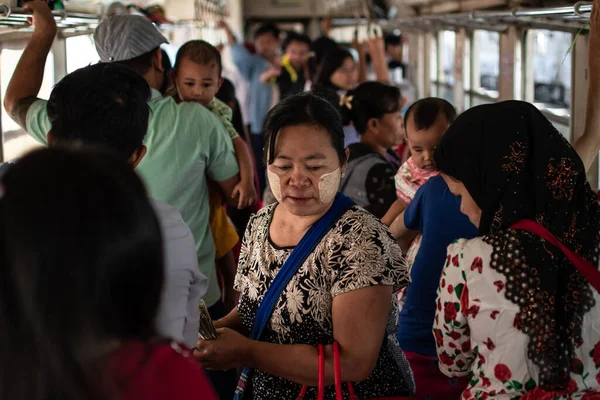 Yangon, Myanmar - 31 Aralık 2019: Piyasada yiyecek ve içecek alıp satarken çevre treninde günlük hayat yoğun