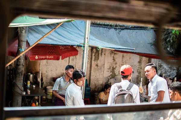 Yangon Myanmar Dicembre 2019 Quattro Birmani Locali Discutono Fuori Dalla — Foto Stock