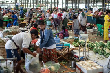 Birmanyalılar, Yangon, Myanmar yakınlarındaki yerel bir meyve ve sebze pazarını ziyaret ediyor.