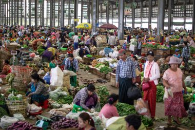 Birmanyalılar, Yangon, Myanmar yakınlarındaki yerel bir meyve ve sebze pazarını ziyaret ediyor.