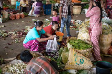 YANGON, MYANMAR - 31 Aralık 2019: Birçok Burmalı günlük yaşam için meyve, sebze ve bakkal alışverişi yapmak ve satmak için yerel bir sokak pazarını ziyaret ediyor