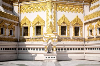 YANGON, MYANMAR - 1 Ocak 2020: Güneş ışığı süslü ve detaylı Swe Taw Myat Pagoda 'ya bir heykelle vuruyor