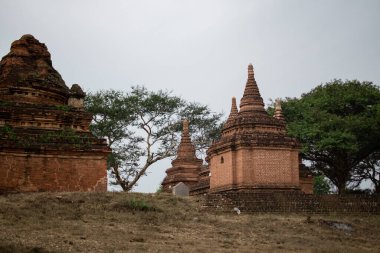 BAGAN, NYAUNG-U, MYANMAR - 2 HAZİRAN 2020: Eski Pagan krallığından birkaç tarihi ve dini tapınak