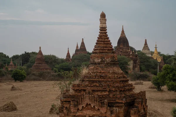 BAGAN, NYAUNG-U, MYANMAR - 2 HAZİRAN 2020: Eski Pagan krallığından birkaç tarihi ve dini tapınak