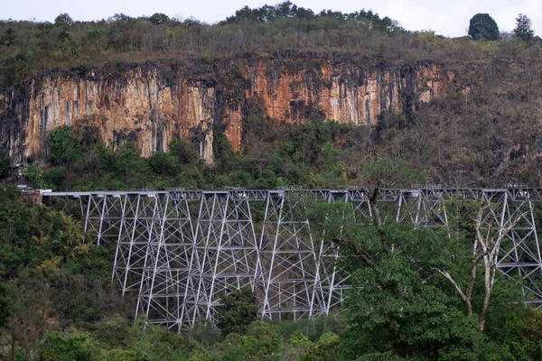 Burma, Myanmar 'daki yerel banliyö treni için Goteik Viaduct Köprüsü' ne bakın.