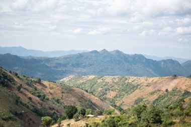 Kalaw 'dan Inle Gölü, Myanmar' a kadar uzanan yürüyüş boyunca bulutların altında güzel yuvarlanan tepeler.