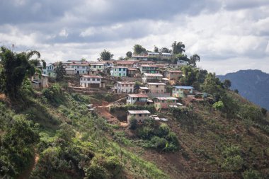 Kalaw 'dan Inle Gölü' ne, Shan Eyaleti, Myanmar 'a yürürken küçük resimli bir tepe köyü.