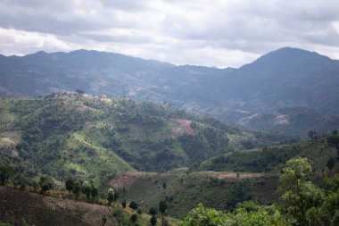 Kalaw 'dan Inle Gölü, Myanmar' a kadar uzanan yürüyüş boyunca bulutların altında güzel yuvarlanan tepeler.