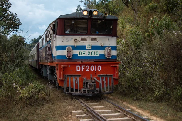 Shan State Myanmar Januari 2020 Ett Lokalt Traditionellt Tåg Passerar — Stockfoto