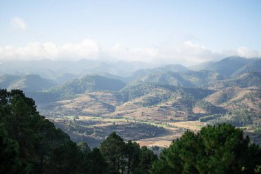 Kalaw 'dan Inle Gölü' ne, Shan Eyaleti 'ne, Myanmar Eyaleti' ne yürürken yuvarlanan tepeler boyunca güzel tarım arazileri ve tarlalar.