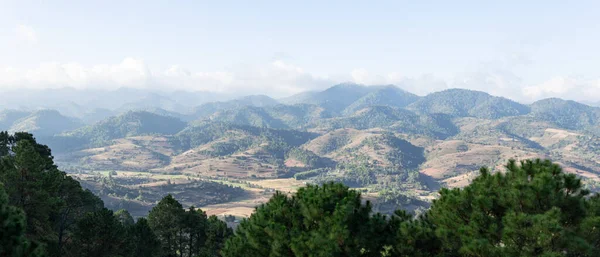 Panorama Hermosas Tierras Agrícolas Campos Por Colinas Ondulantes Mientras Camina —  Fotos de Stock