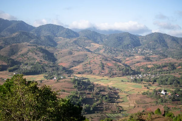 Hermosas Tierras Agrícolas Campos Por Colinas Ondulantes Durante Una Caminata —  Fotos de Stock