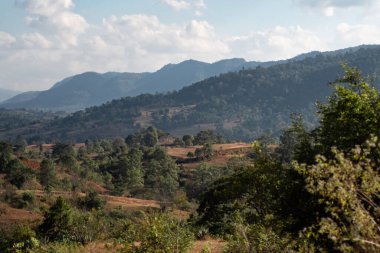 Tepeler ve dağlar arasındaki güzel vadi manzarası Kalaw ve Inle Gölü arasında, Shan State, Myanmar