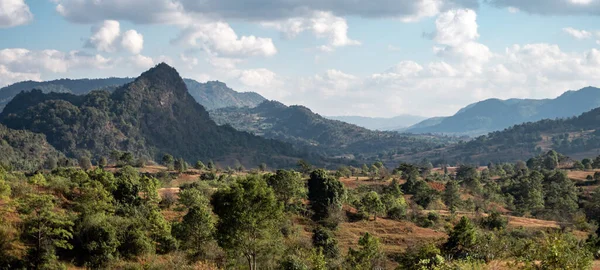 Kalaw ve Inle Gölü, Shan Eyaleti ve Myanmar arasındaki tepeler ve dağlar arasındaki güzel vadi manzarası.