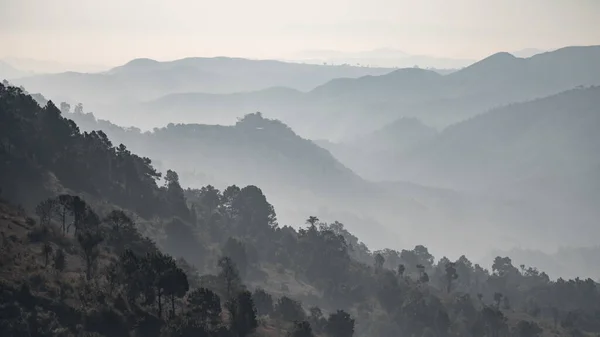 Vista Sobre Niebla Valle Con Colinas Onduladas Capas Distancia Entre —  Fotos de Stock