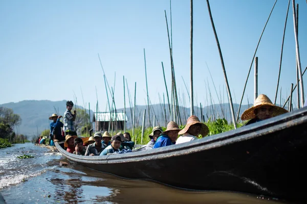 Shan State Myanmar January 2020 Locals Travels Traditional Boat Floating — Stock fotografie
