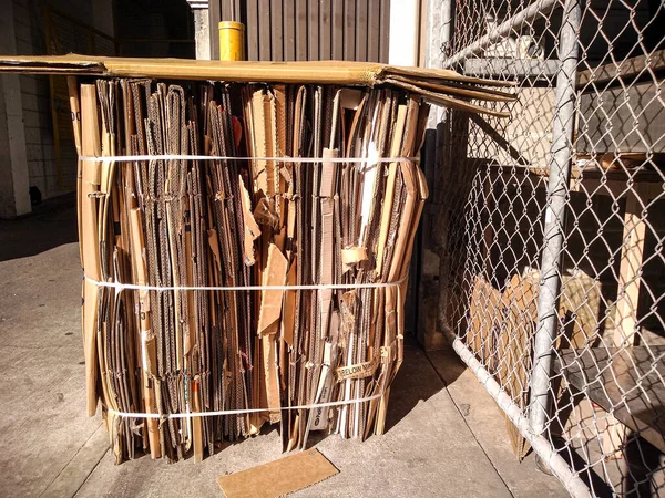  Karton balya geri dönüşüm için alınmaya hazır 