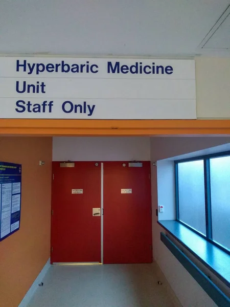 Hiperbarik tıp birimi işareti, Avustralyalı bir H 'nin personel girişi.