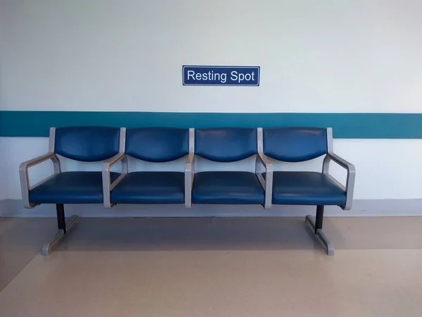 Hastanede dinlenme yeri, oturma koltukları. 
